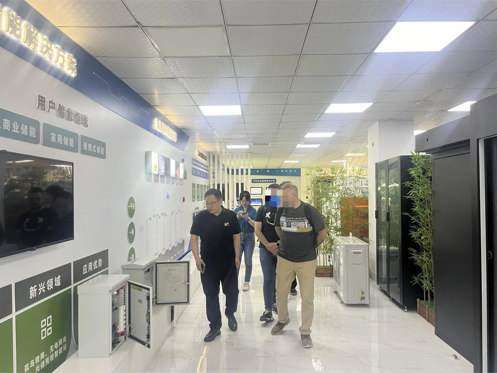 Director Chen leads customers to visit base station energy storage products